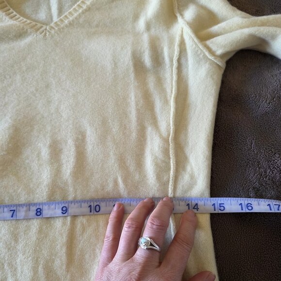 Prive Cashmere Sweater Womens Medium Butter Yellow V-Neck Lightweight Knit - Picture 11 of 13